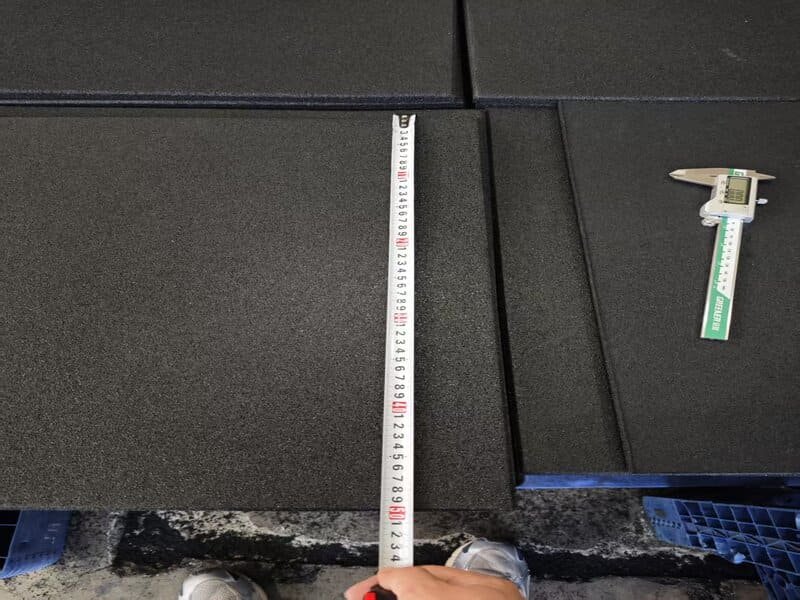 Ilustracja warstw podłoża: beton vs twarde drewno vs wykładzina dywanowa z odpowiednią warstwą maty